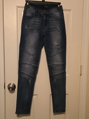 KanCan Dark Wash Skinny Jeans with Distressed Accents Size 25, inseam 28